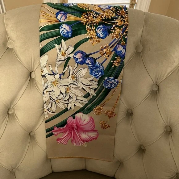 New Salvatore Ferragamo Unisex Scarf Floral Garden Flower Beige Pink Silk Wrap - Picture 9 of 9